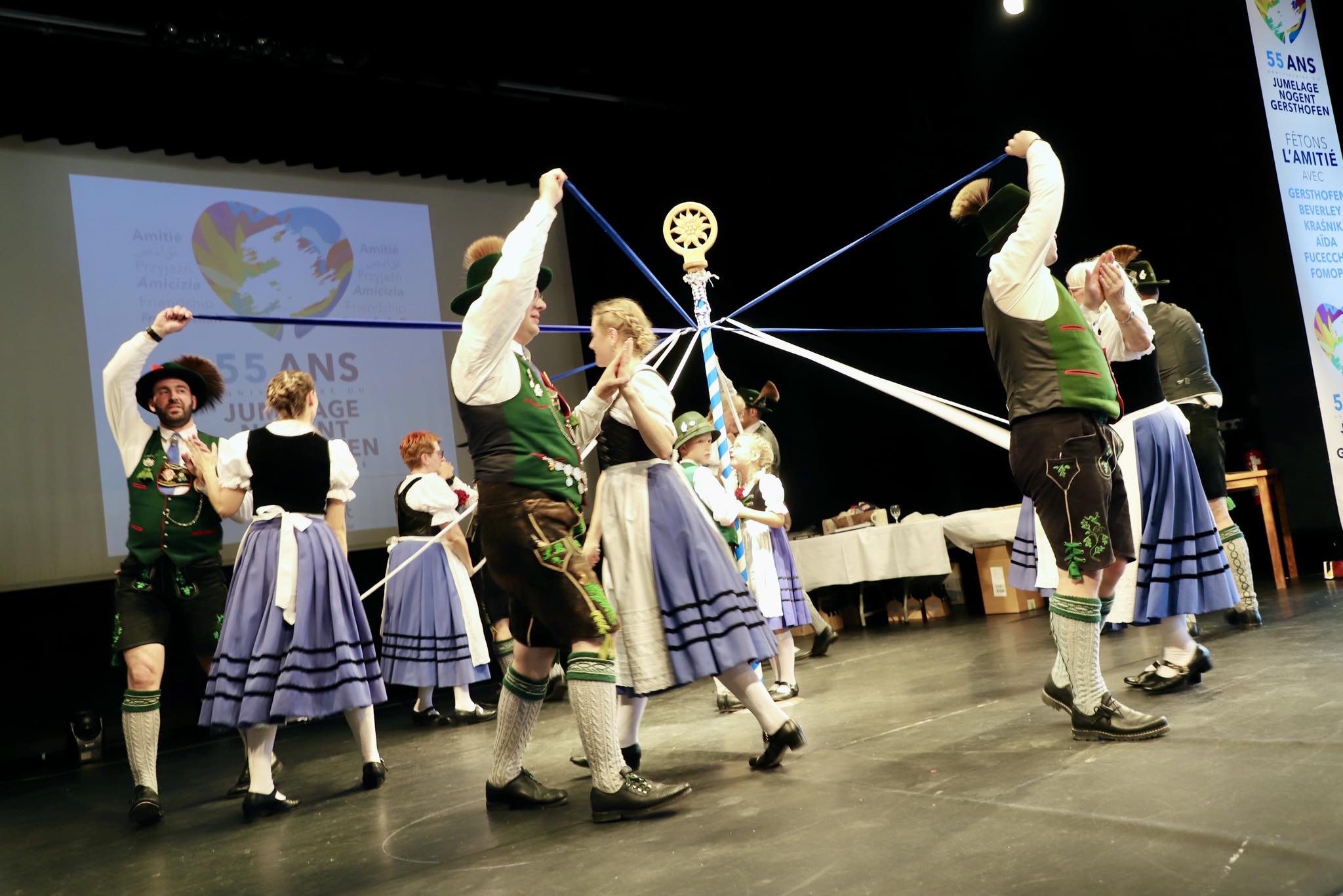 Bandltanz zur Maibaumeinweihung