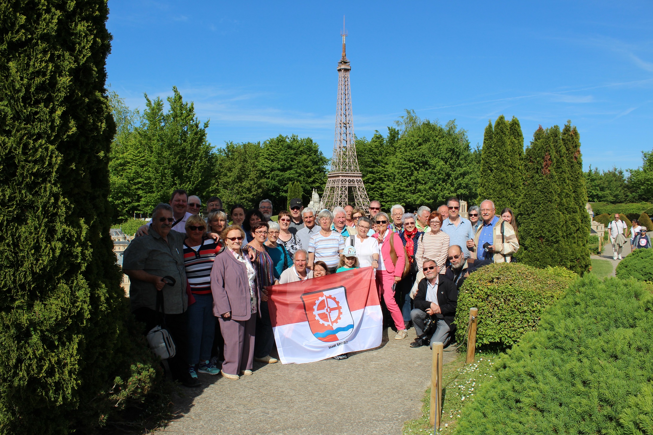 Gruppenbild vor dem "Eiffelturm"